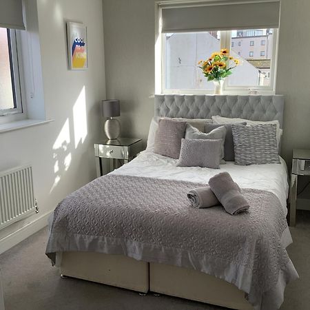 Luxury Riverside 2 Bedroomed Apartment With Balcony 뉴포트 외부 사진