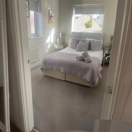 Luxury Riverside 2 Bedroomed Apartment With Balcony 뉴포트 외부 사진