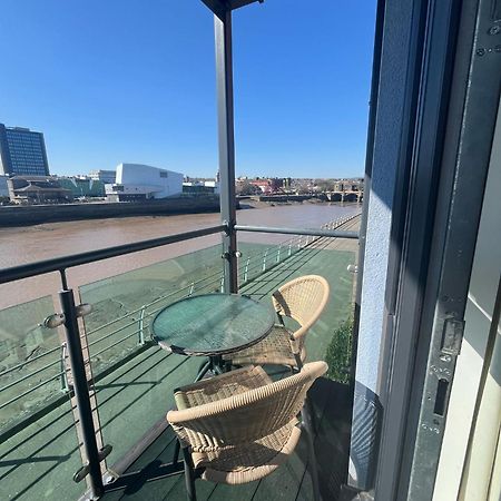 Luxury Riverside 2 Bedroomed Apartment With Balcony 뉴포트 외부 사진