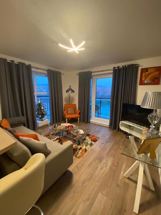 Luxury Riverside 2 Bedroomed Apartment With Balcony 뉴포트 외부 사진