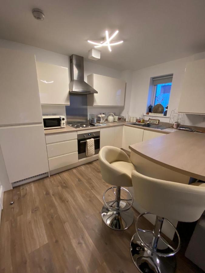 Luxury Riverside 2 Bedroomed Apartment With Balcony 뉴포트 외부 사진