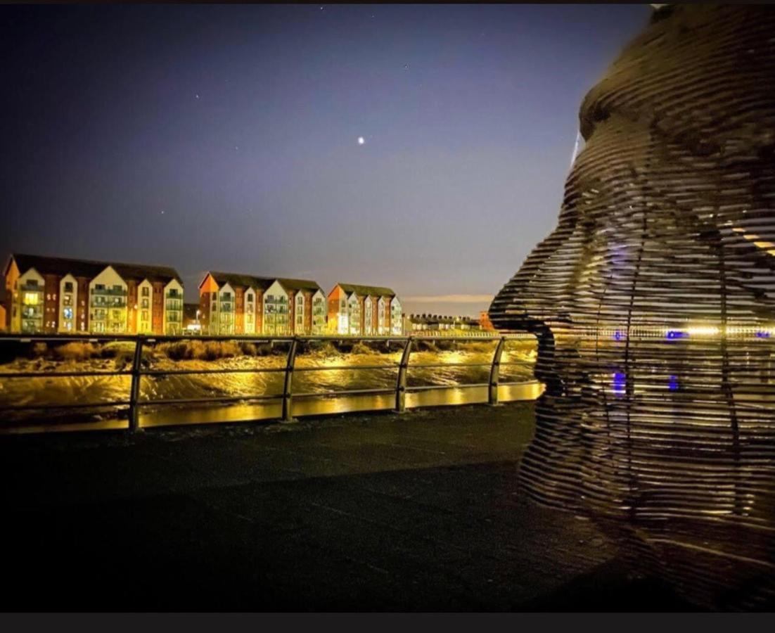 Luxury Riverside 2 Bedroomed Apartment With Balcony 뉴포트 외부 사진