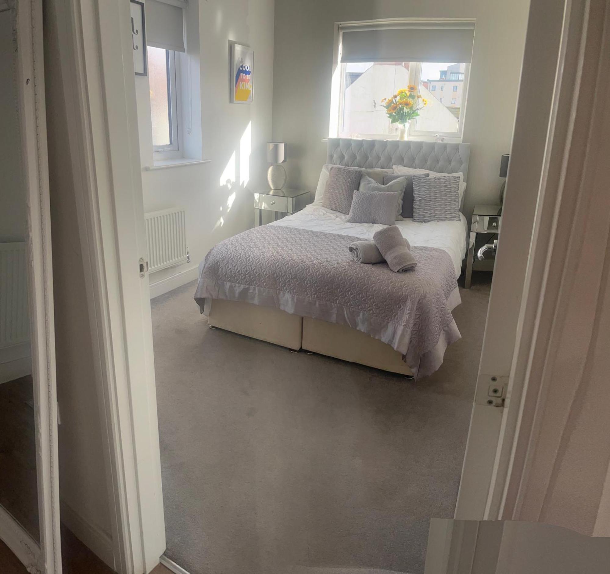 Luxury Riverside 2 Bedroomed Apartment With Balcony 뉴포트 외부 사진