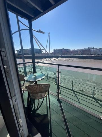 Luxury Riverside 2 Bedroomed Apartment With Balcony 뉴포트 외부 사진