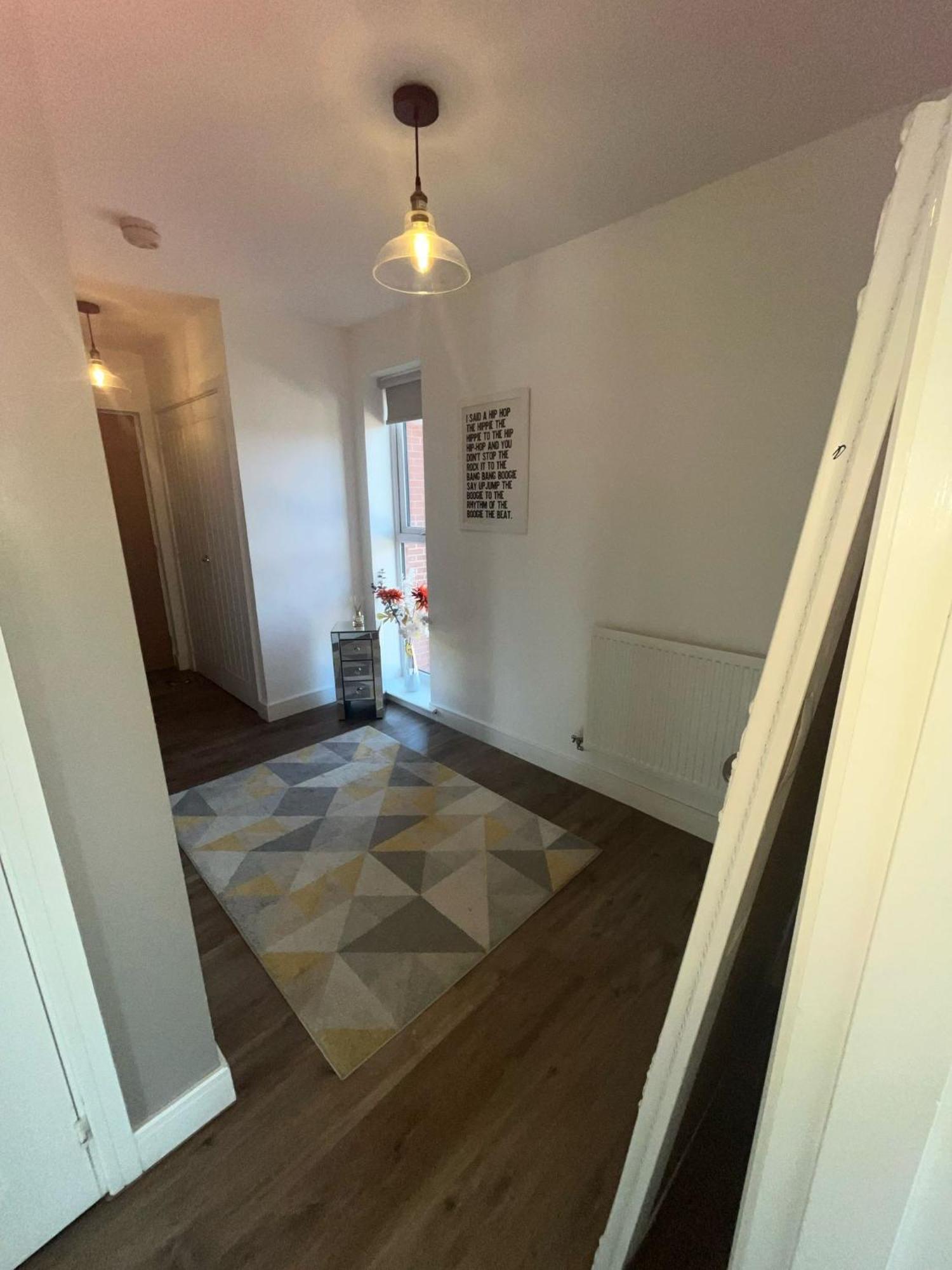 Luxury Riverside 2 Bedroomed Apartment With Balcony 뉴포트 외부 사진