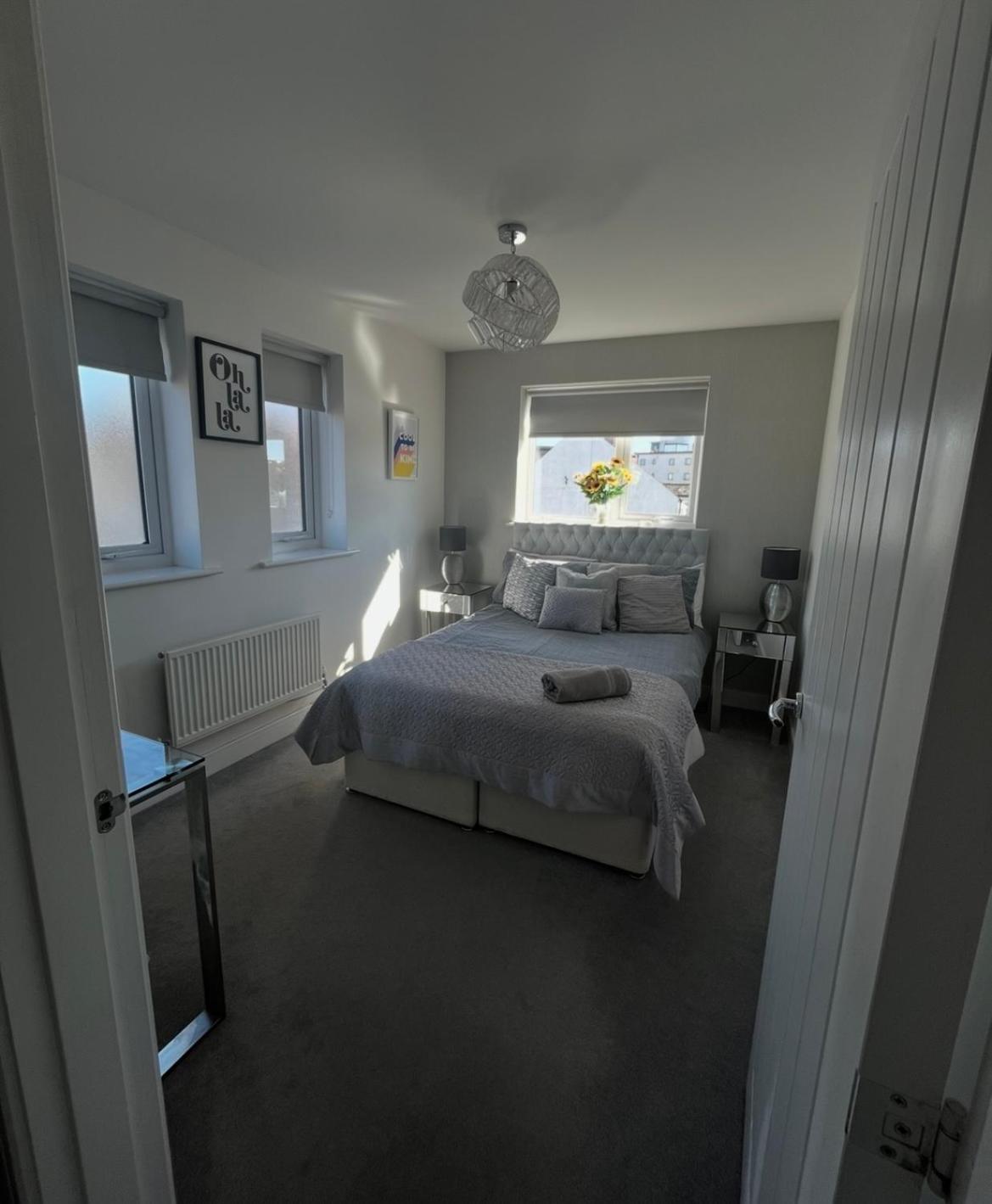 Luxury Riverside 2 Bedroomed Apartment With Balcony 뉴포트 외부 사진