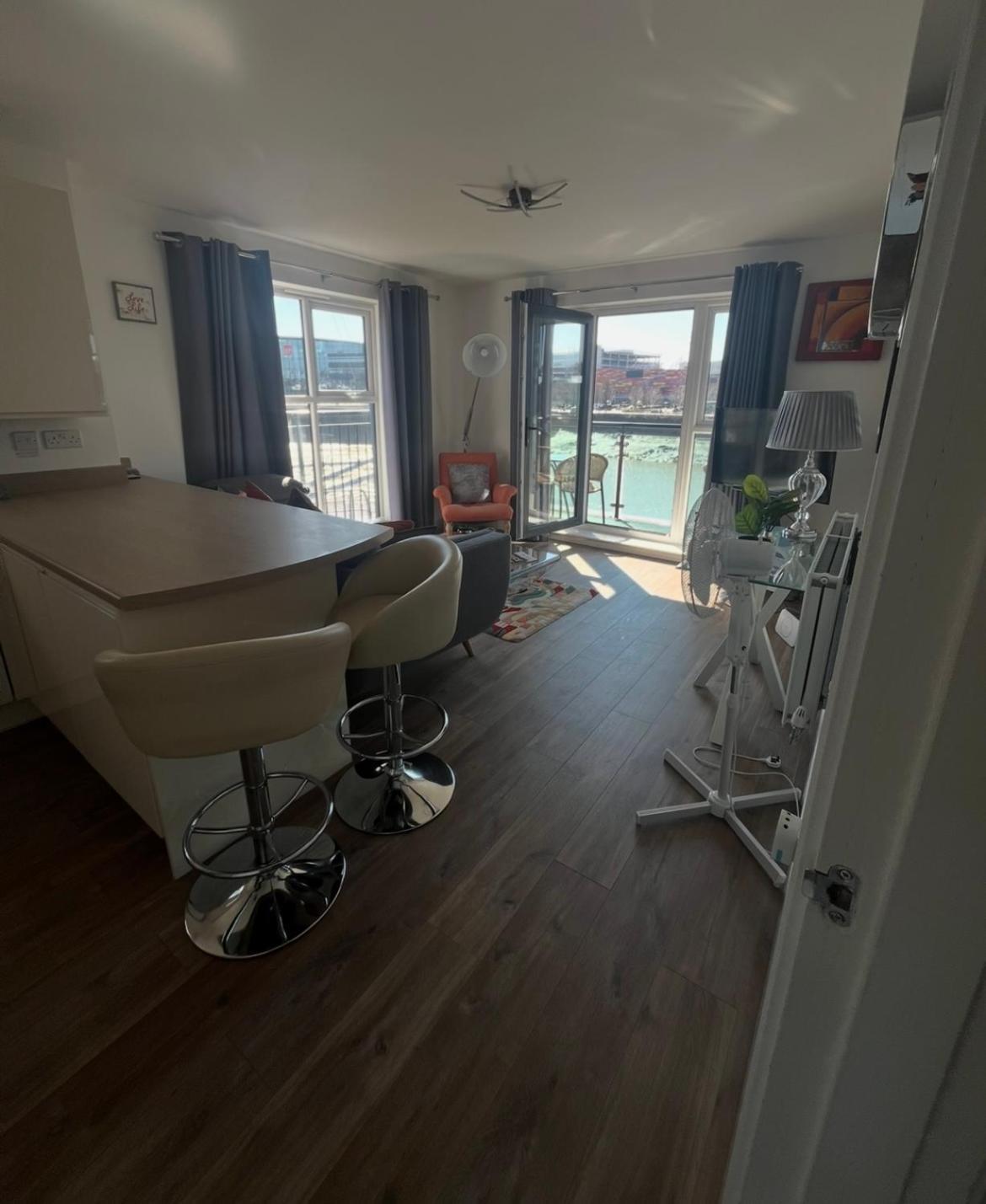 Luxury Riverside 2 Bedroomed Apartment With Balcony 뉴포트 외부 사진
