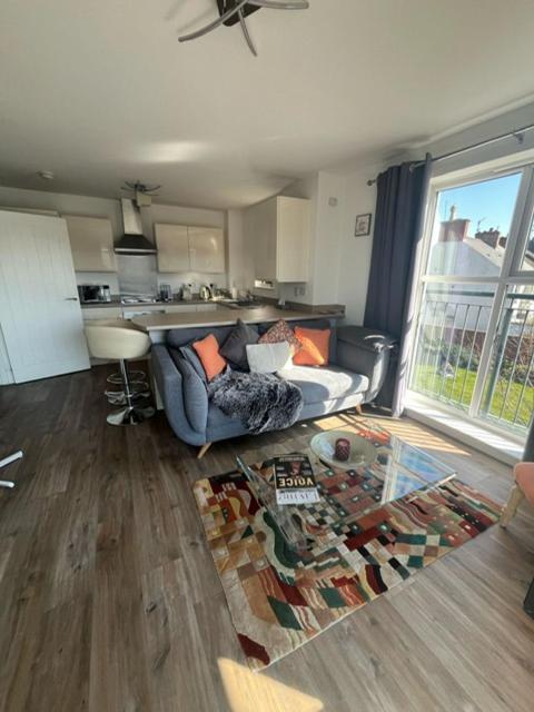 Luxury Riverside 2 Bedroomed Apartment With Balcony 뉴포트 외부 사진