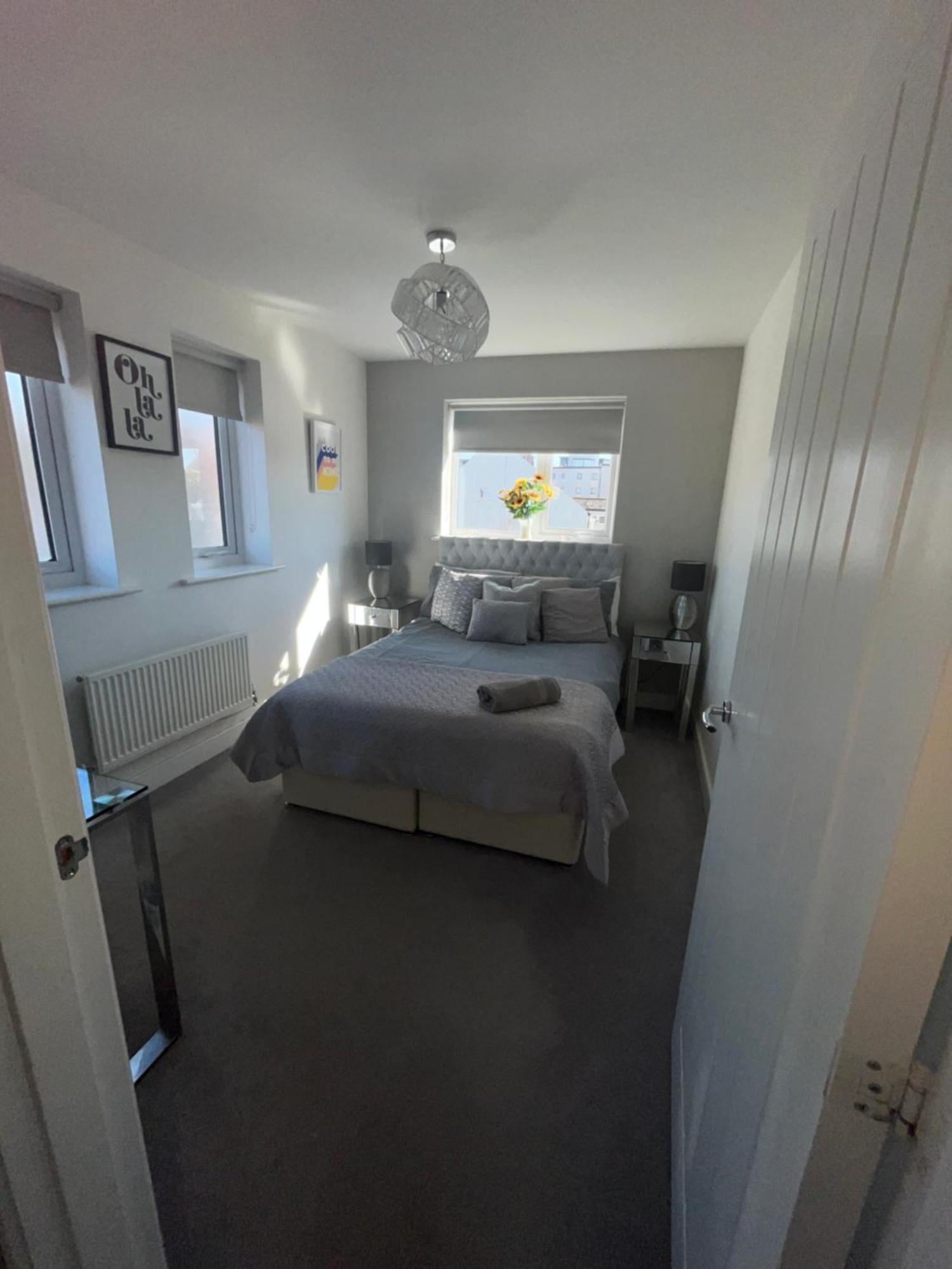 Luxury Riverside 2 Bedroomed Apartment With Balcony 뉴포트 외부 사진