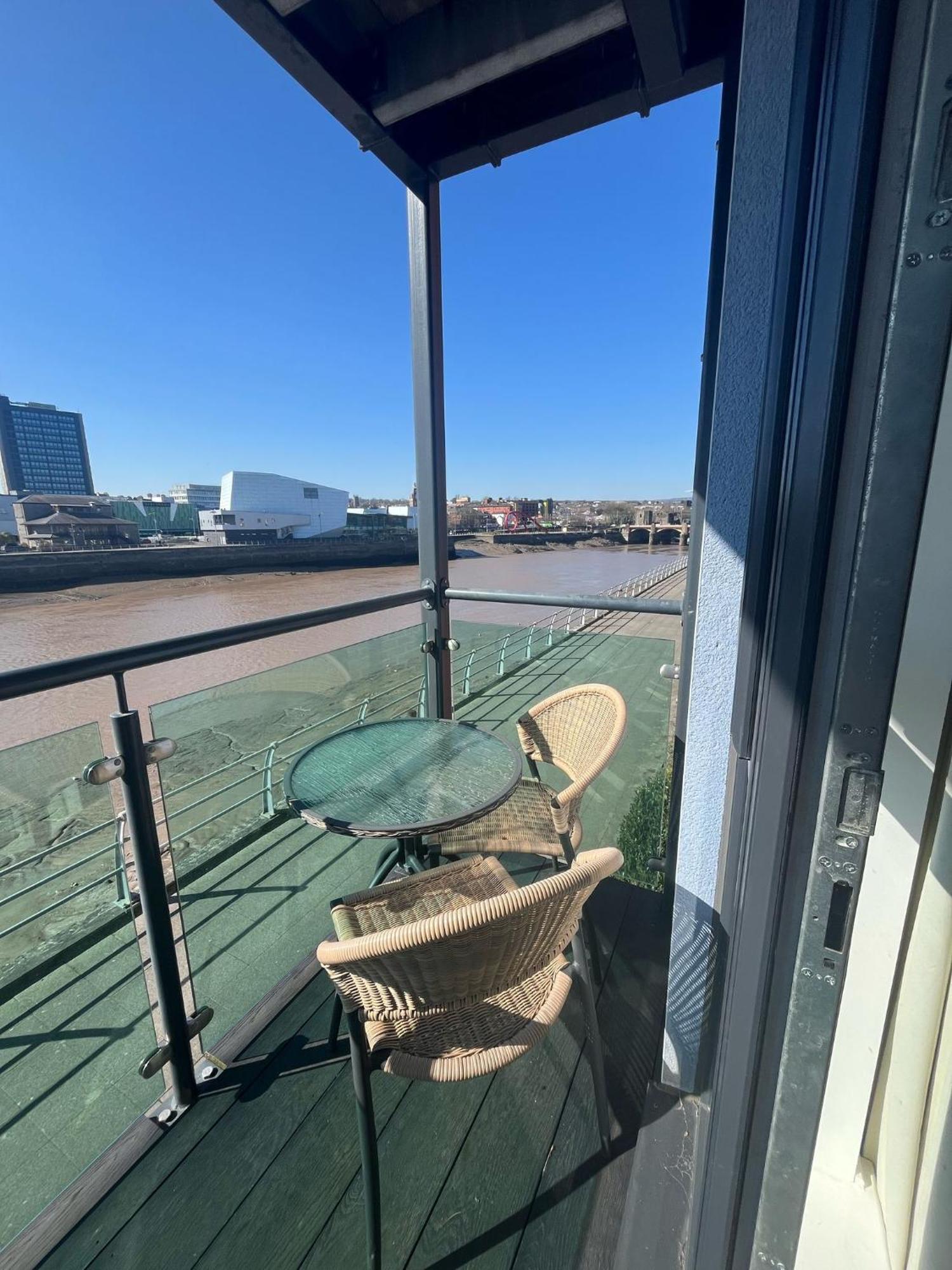 Luxury Riverside 2 Bedroomed Apartment With Balcony 뉴포트 외부 사진